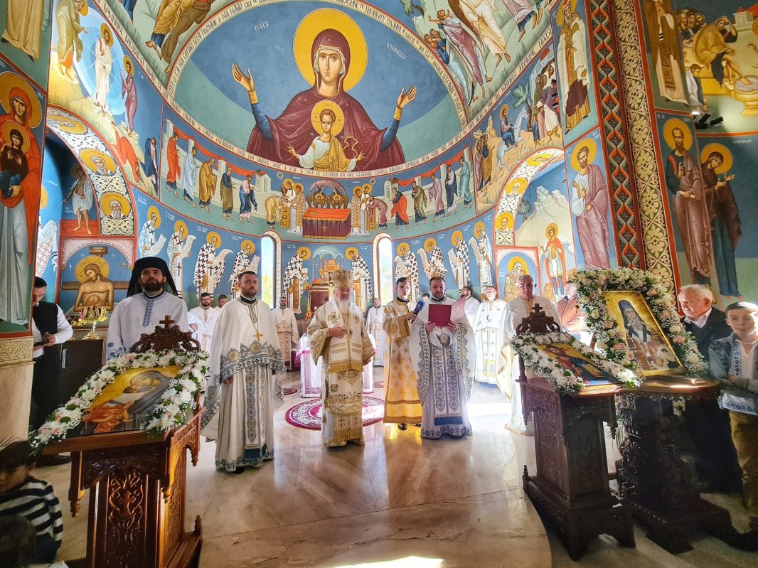 Sărbătoare la Parohia „Sfântul Ierarh Nectarie” din Dej 276441