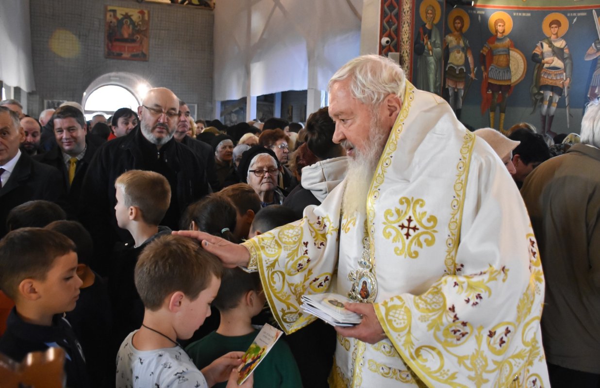 Sărbătoare la Parohia „Sfântul Ierarh Nectarie” din Dej 276442