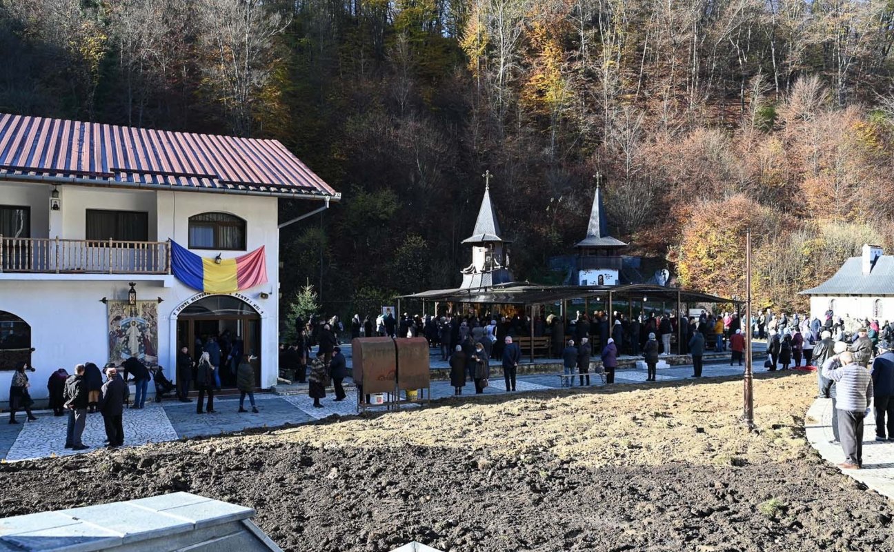 Schitul Nandru și-a cinstit ocrotitorul, pe Sfântul Ierarh Nectarie 276451