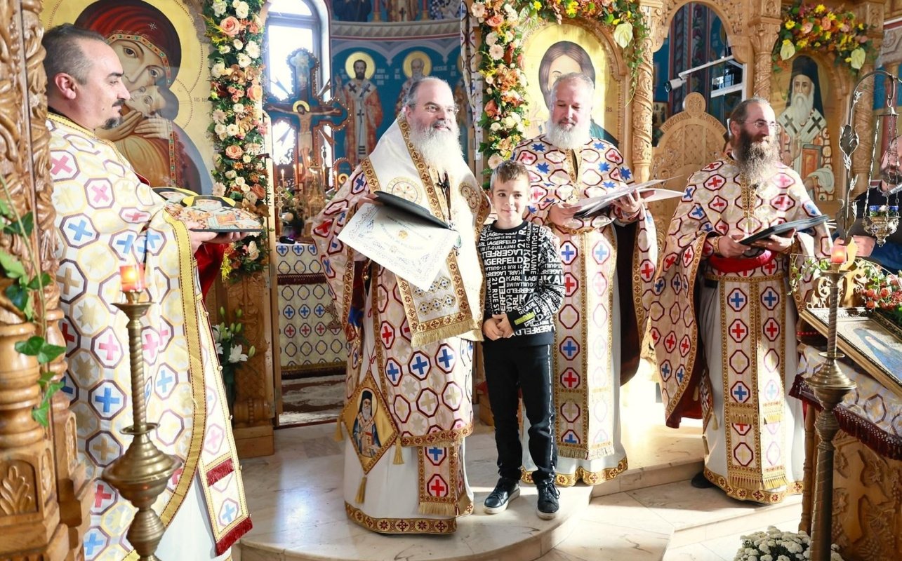 Slujire a Episcopului Hușilor în Parohia Draxeni 276434