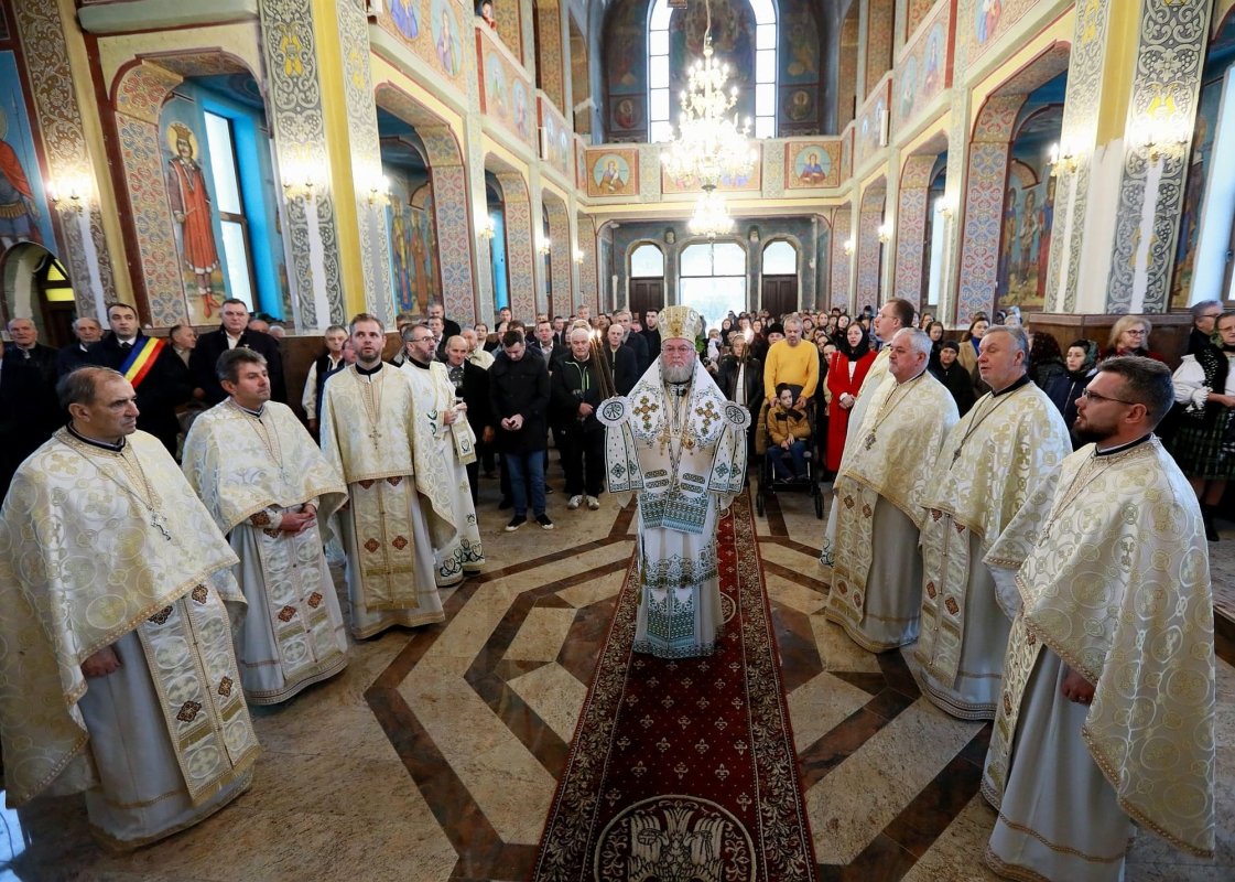 Slujire arhierească la Biserica „Sfinţii Arhangheli Mihail şi Gavriil” din Sighetu Marmaţiei 276453