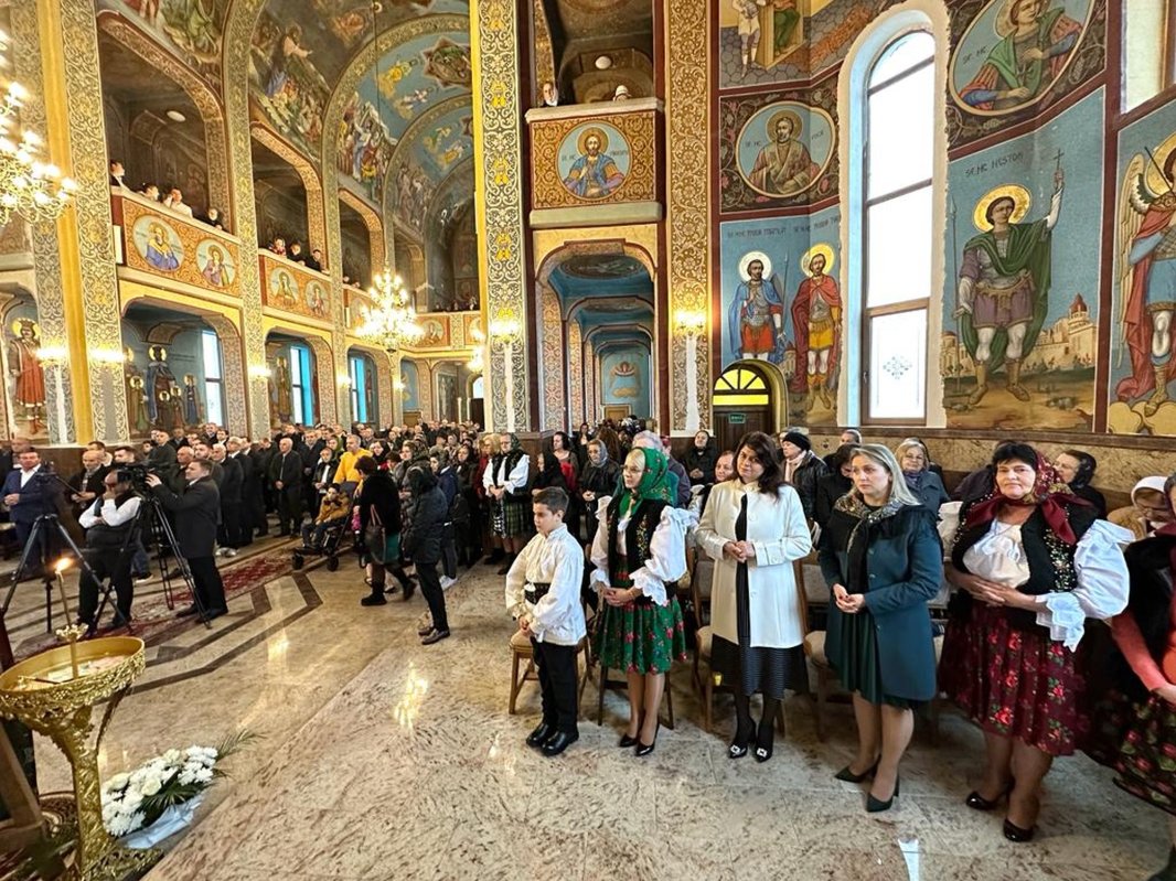 Slujire arhierească la Biserica „Sfinţii Arhangheli Mihail şi Gavriil” din Sighetu Marmaţiei 276454