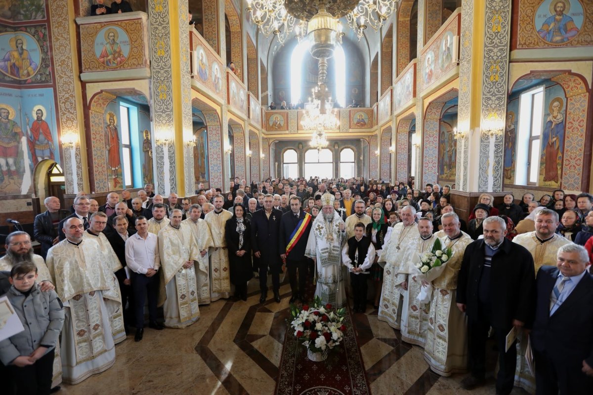 Slujire arhierească la Biserica „Sfinţii Arhangheli Mihail şi Gavriil” din Sighetu Marmaţiei 276455