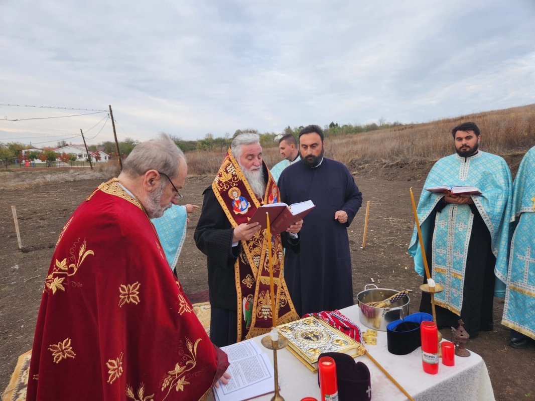 Cinstire ocrotitorilor și noi începuturi în parohii din Mitropolia Olteniei 276657