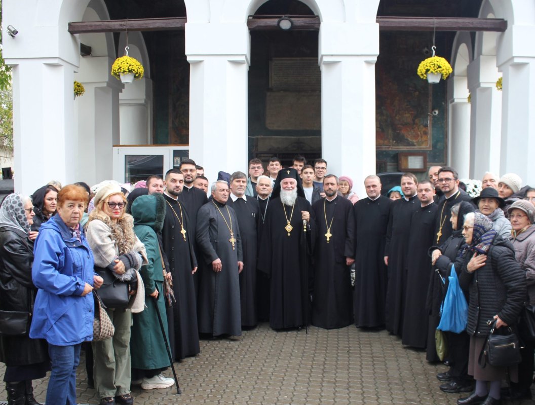 Cinstire ocrotitorilor și noi începuturi în parohii din Mitropolia Olteniei 276660