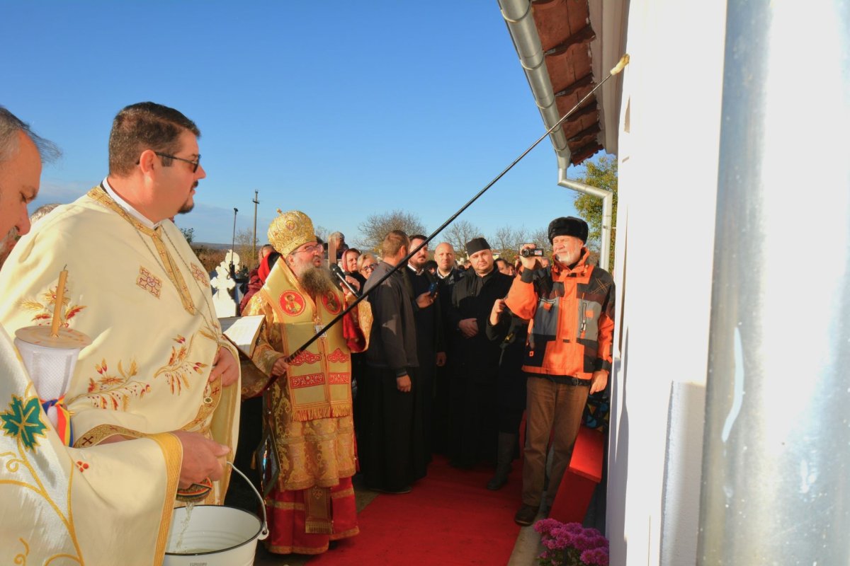 Resfințirea unei biserici dintr‑un cimitir din județul Olt  276661