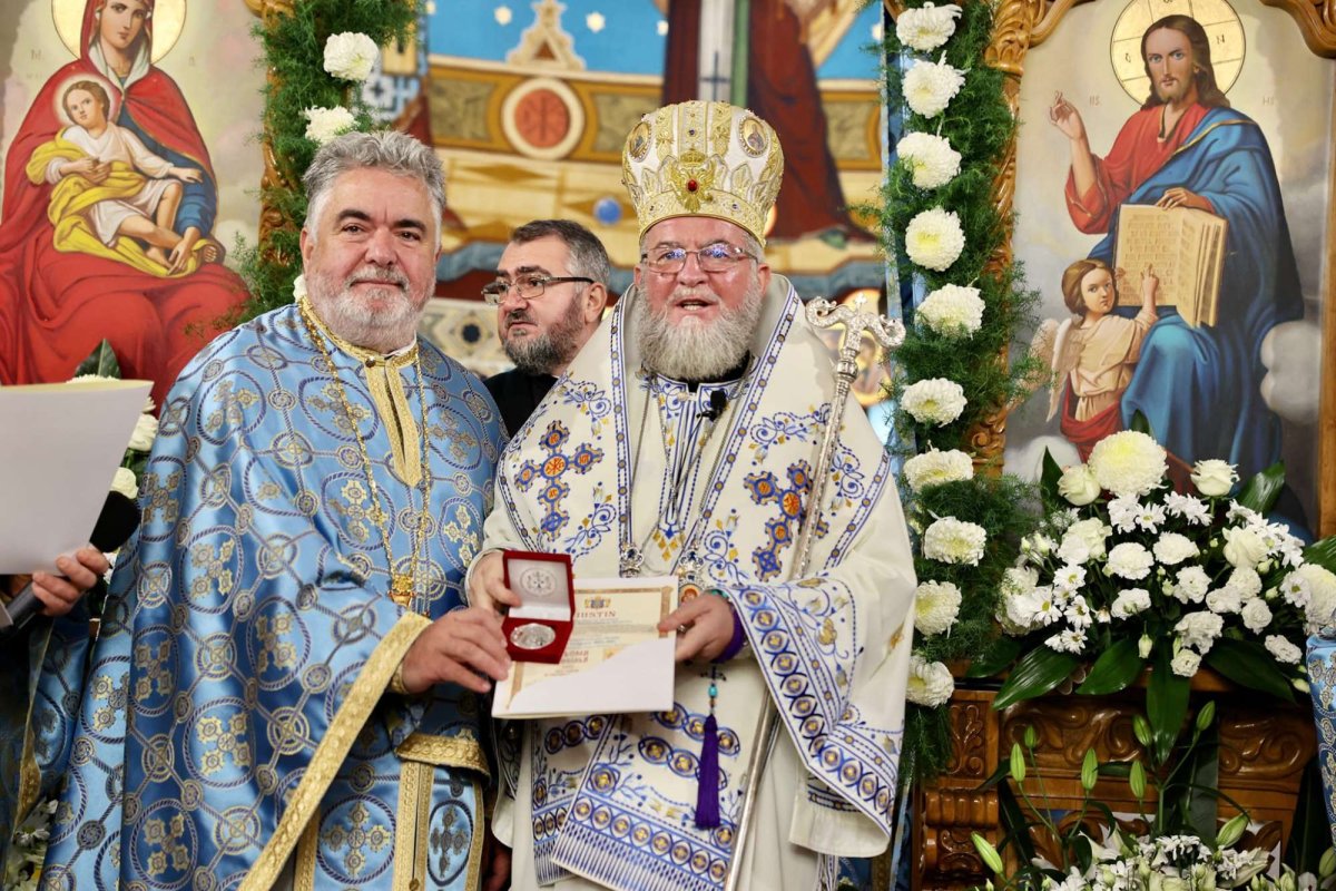 Hram la Baia Mare, în prezenţa moaştelor Sfântului Nectarie de la Eghina 276856