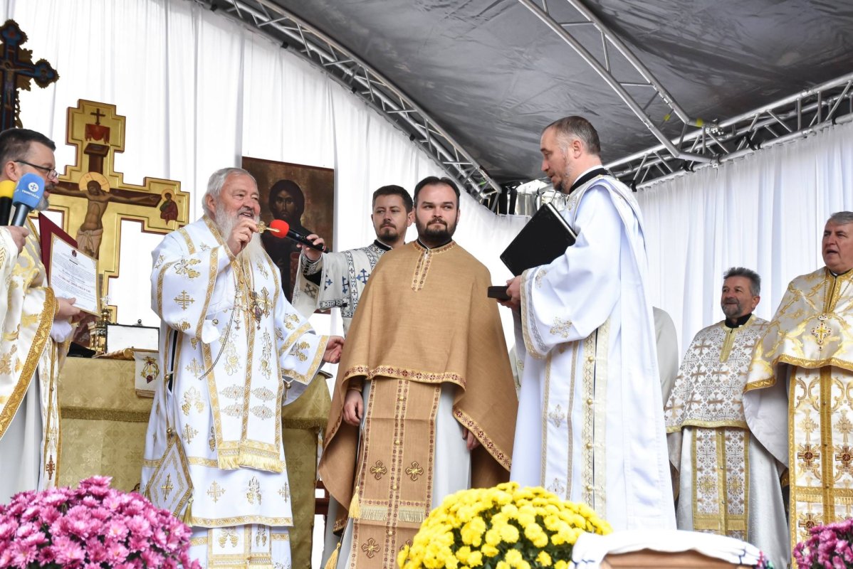 Sfințire de biserică la poalele Munților Apuseni 276863