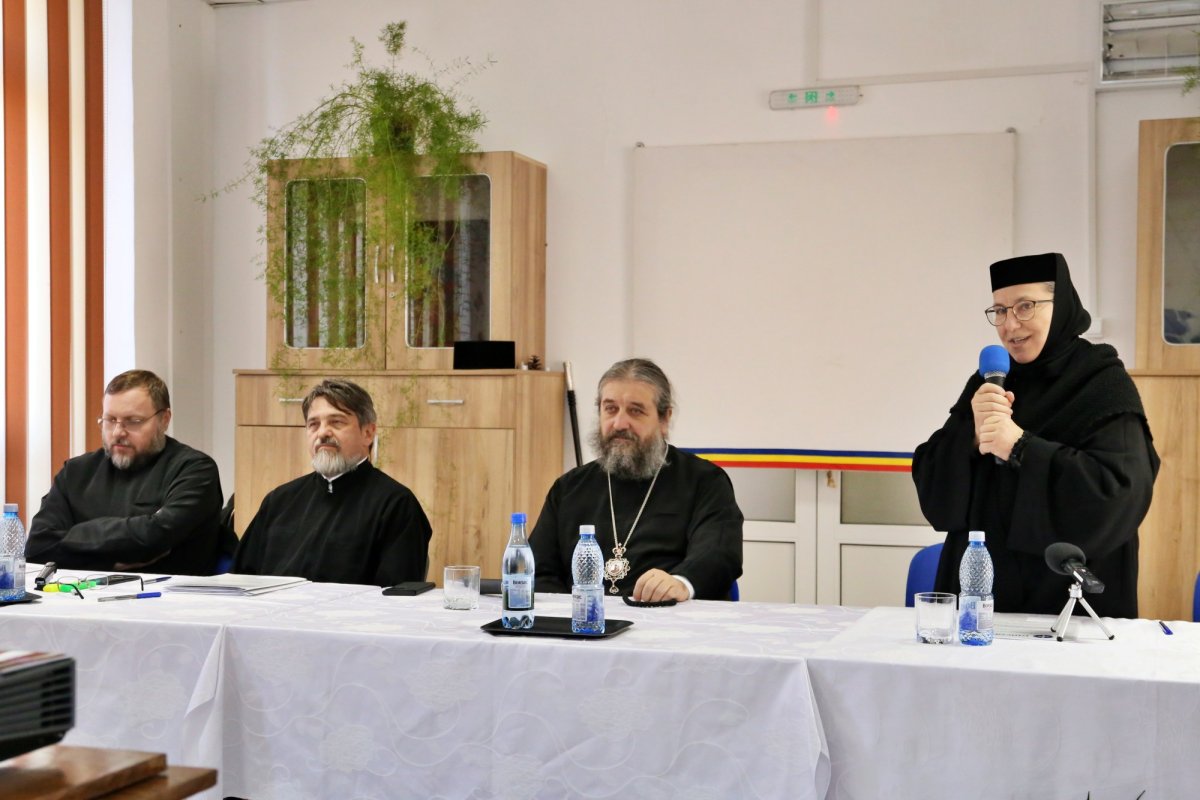 Întâlnire a asistenților sociali din Arhiepiscopia Iașilor 277051