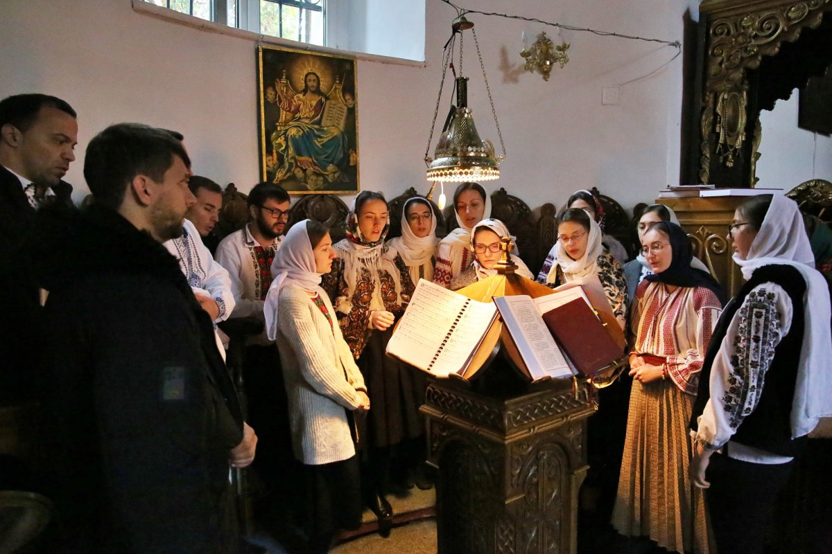 Liturghie arhierească la Paraclisul mitropolitan „Metocul Maicilor” din Iași 277462