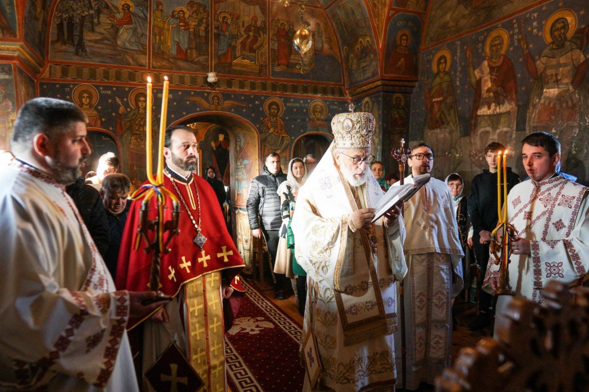 Binecuvântare înainte de hramul unei biserici din Curtea de Argeș 277605