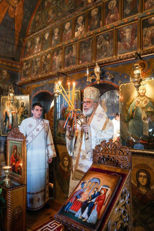 Binecuvântare înainte de hramul unei biserici din Curtea de Argeș 277606