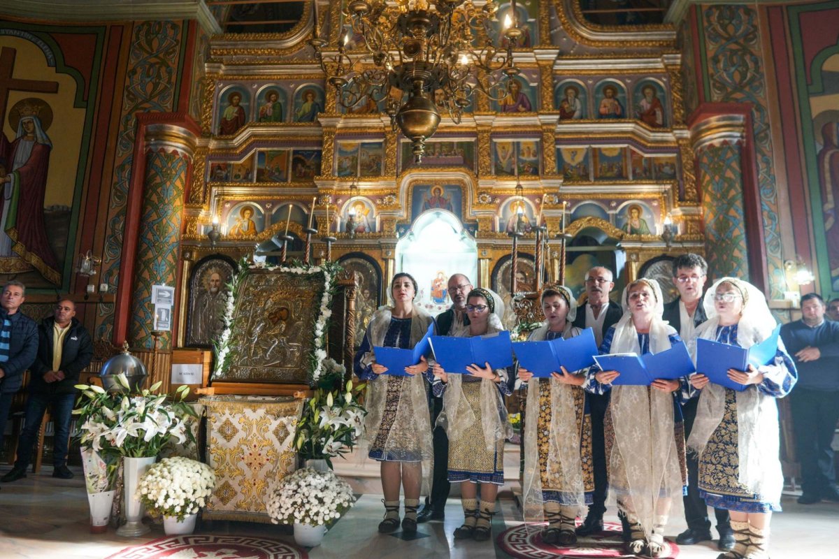 Slujire arhierească și concert de pricesne într-o parohie argeșeană 277749
