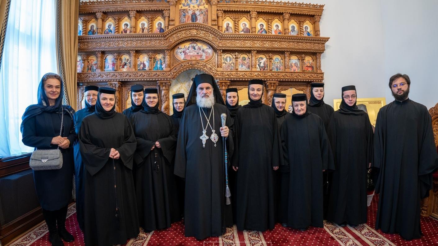Slujire la paraclisul reședinței arhiepiscopale din Roman 277736