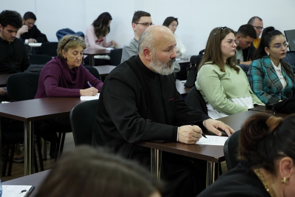 Conferinţă în cadrul Facultăţii de Istorie, Filosofie şi Teologie din Galaţi 278089