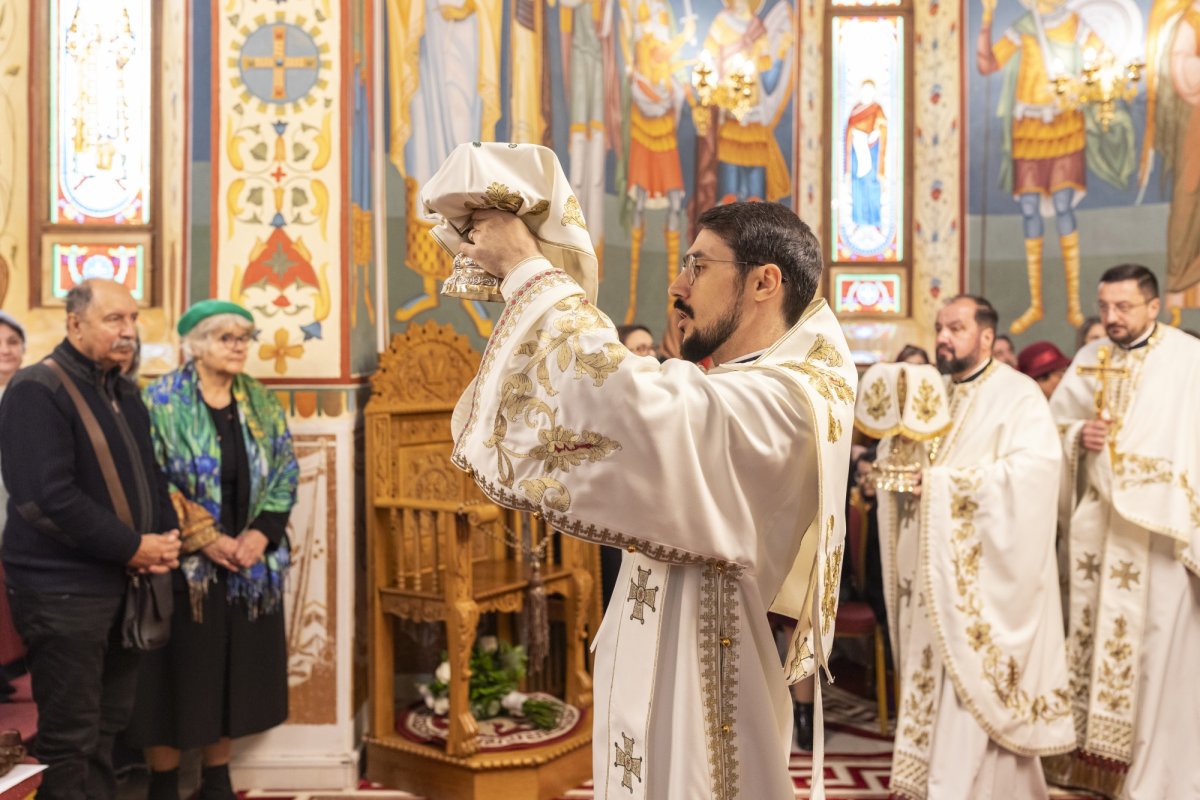 Comuniune liturgică în Parohia Brâncuși din București 278300