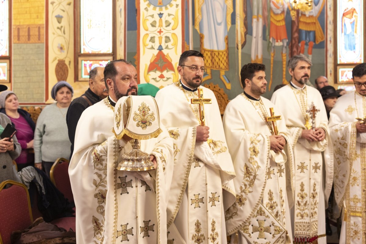 Comuniune liturgică în Parohia Brâncuși din București 278301