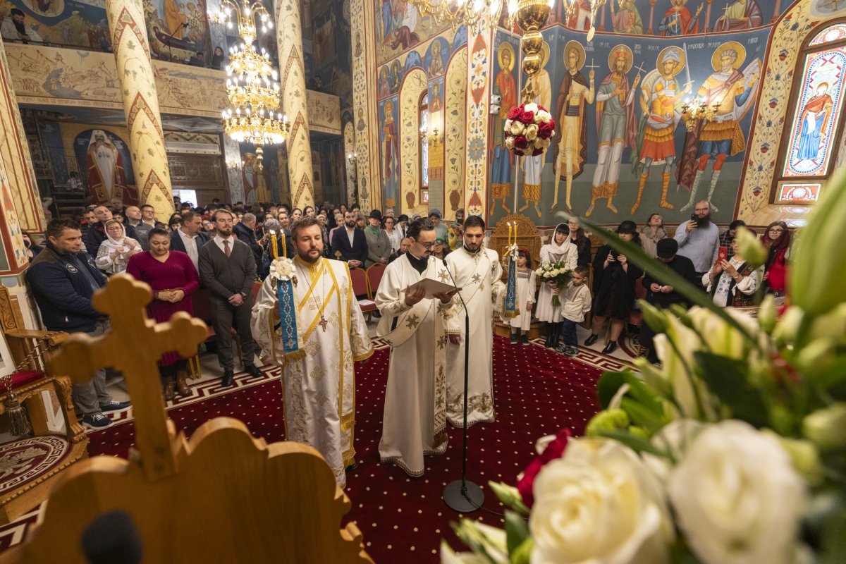 Comuniune liturgică în Parohia Brâncuși din București 278315