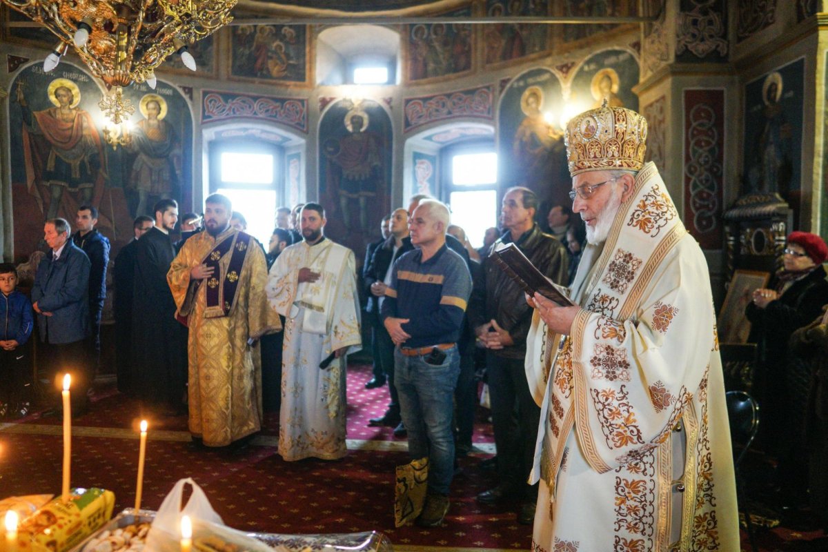 Vizită arhierească în Parohia Turculeşti din Argeș 278646