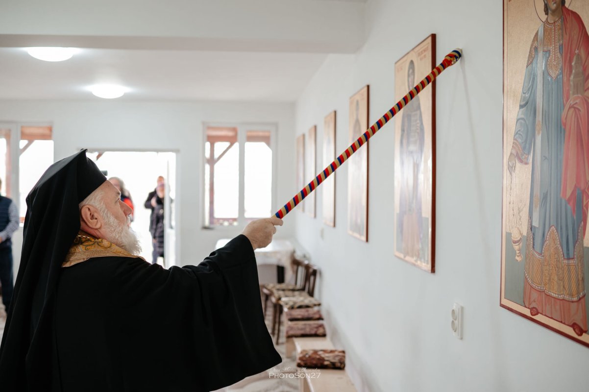 Doi ierarhi au slujit la Parohia „Sfinții Apostoli Petru și Pavel” din Măcin  279467