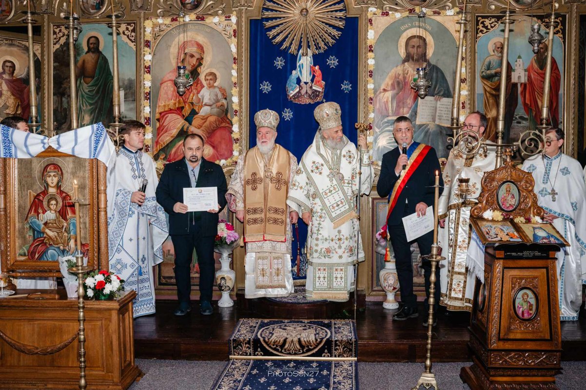 Doi ierarhi au slujit la Parohia „Sfinții Apostoli Petru și Pavel” din Măcin  279468