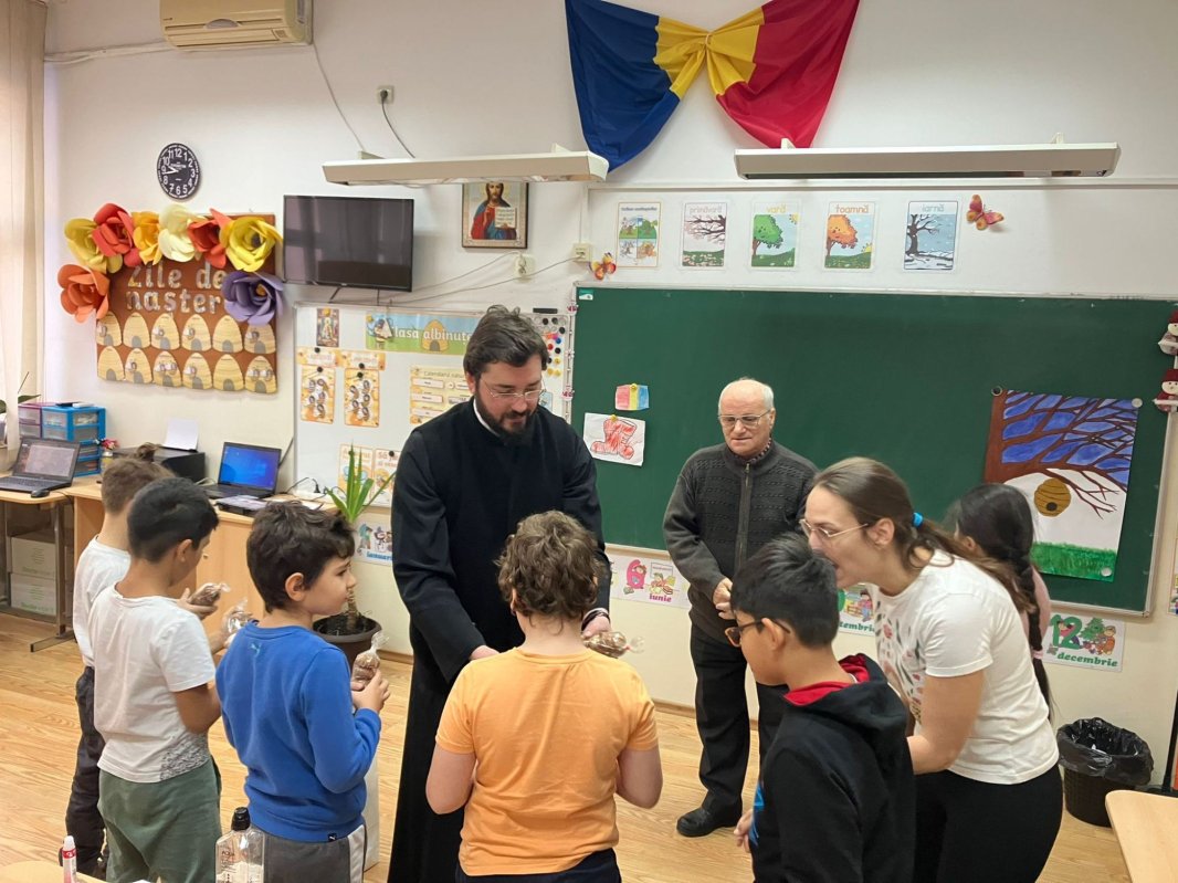 Daruri pentru copiii Școlii speciale „Sfântul Nicolae” din Bucureşti 279596