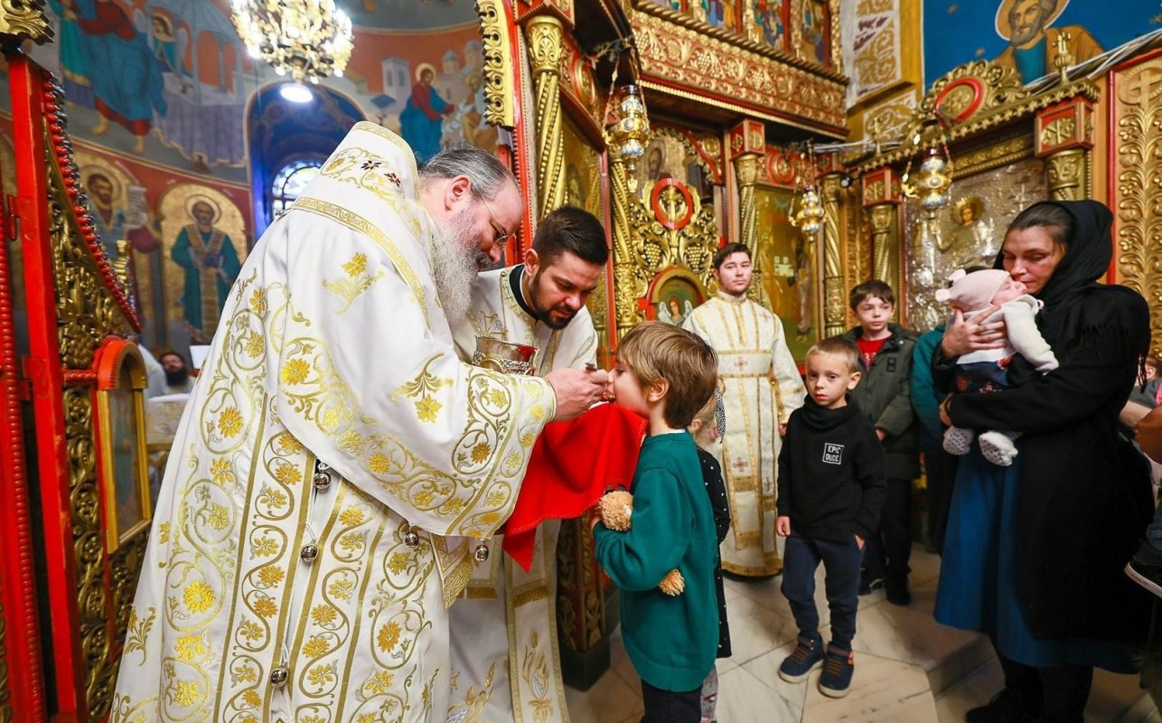 Slujire arhierească la catedrala din Huși 279503