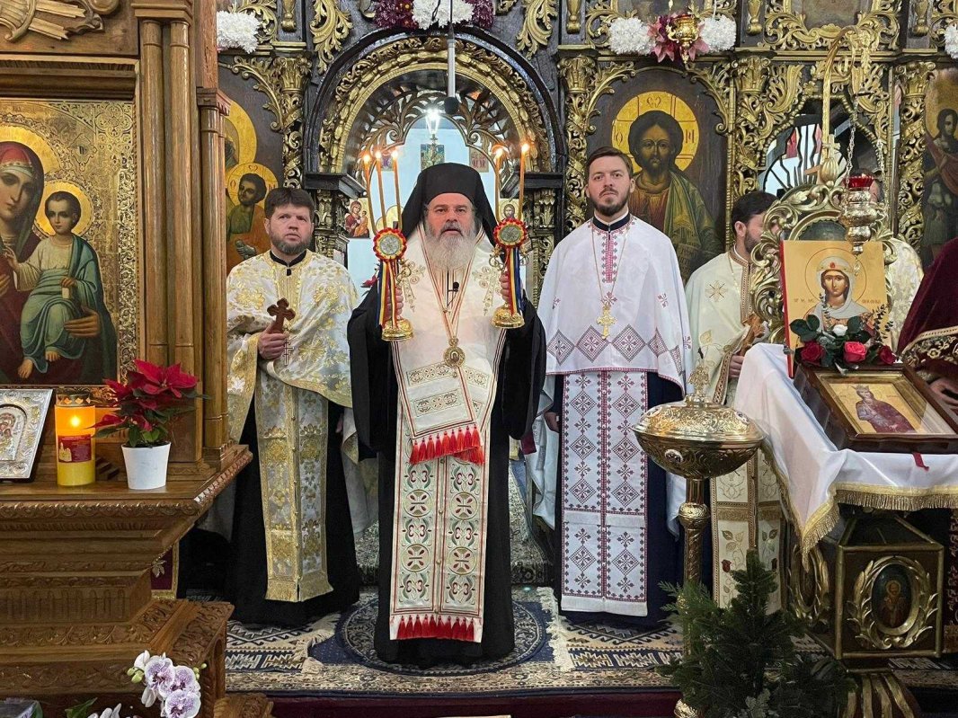 Hram la Biserica „Sfinții Voievozi” din Huși 279779