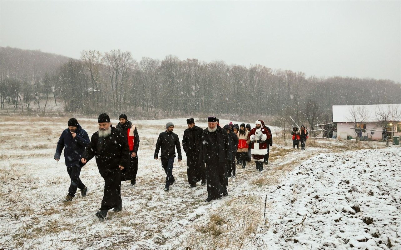 O nouă ediție a campaniei „Dar de Crăciun” în Episcopia Hușilor 280427