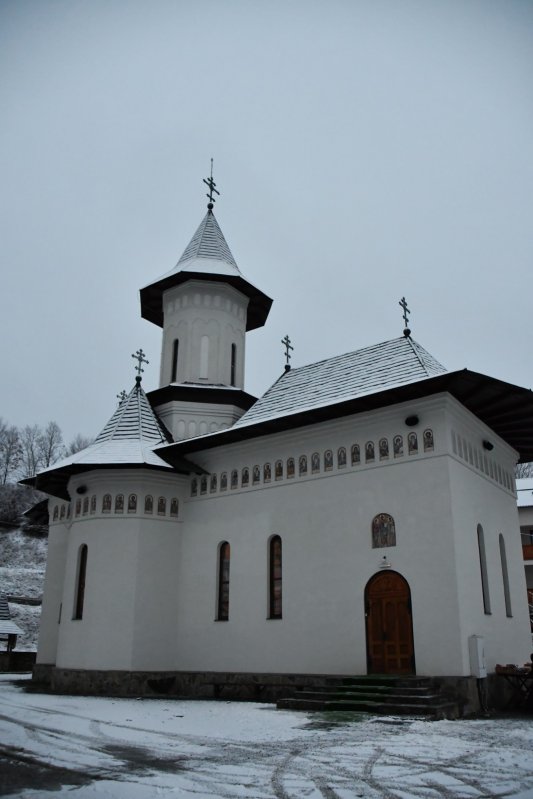 Sfântul Ierarh Spiridon cinstit la Mănăstirea Strâmba 280575