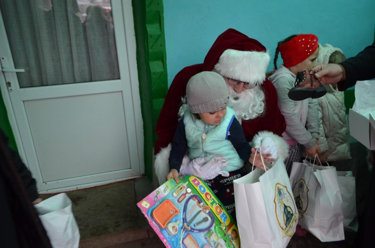 Bucurii pentru cei mici oferite de caravana „Dar de Crăciun” 280698