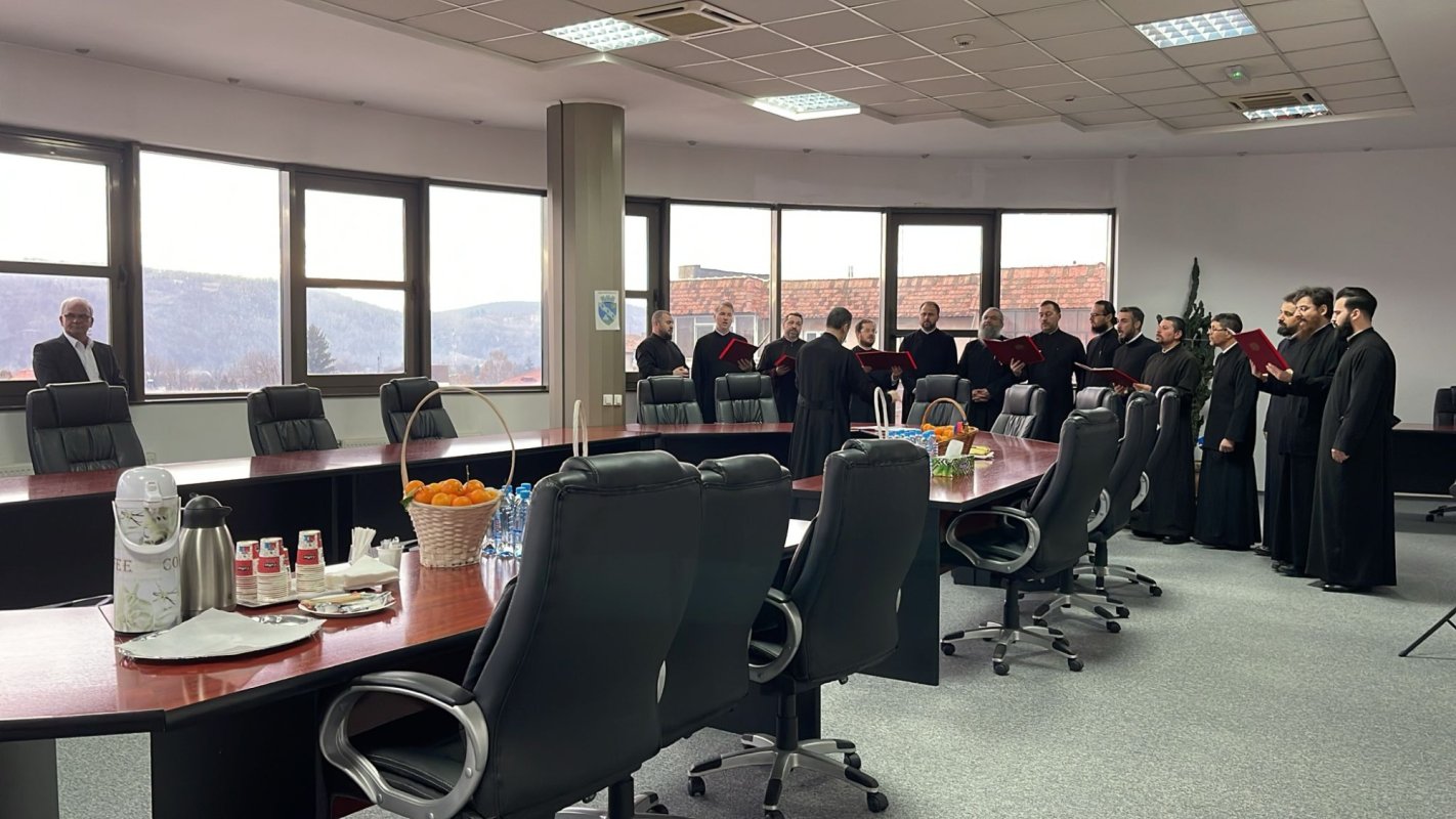 Corala „Ștefanache Popescu” a Protoieriei Vălenii de Munte la instituții publice 280715