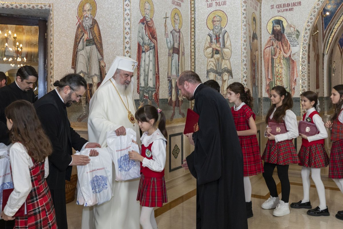 Primii colindători la Reședința Patriarhală din București 281313