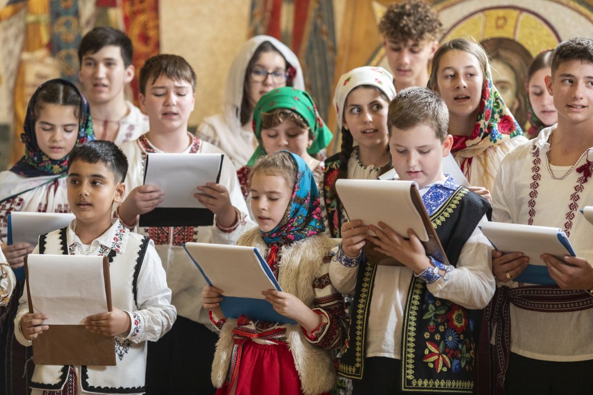 Primii colindători la Reședința Patriarhală din București 281320