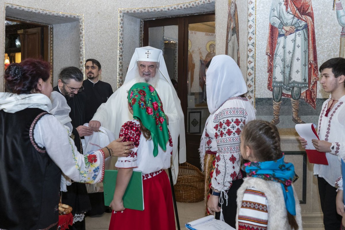 Primii colindători la Reședința Patriarhală din București 281324