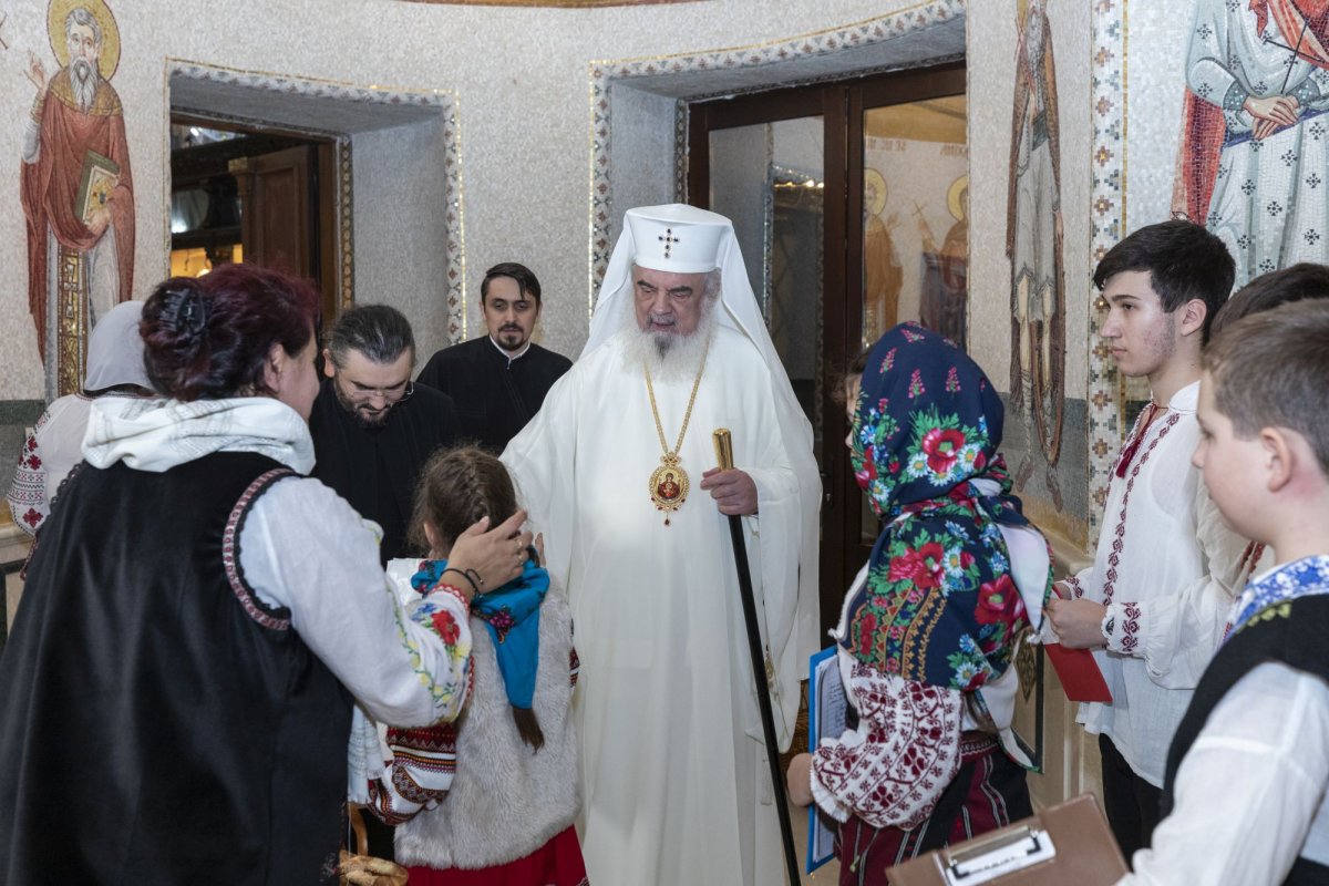 Primii colindători la Reședința Patriarhală din București 281325