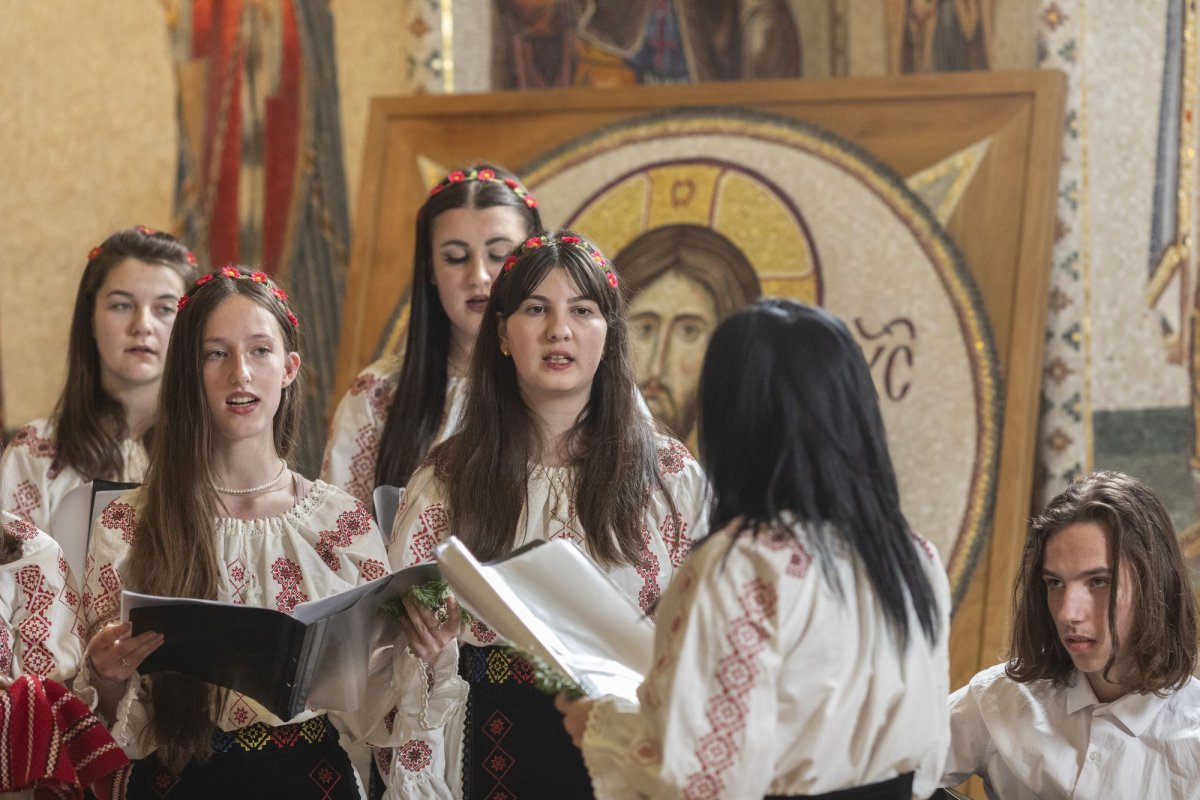 Primii colindători la Reședința Patriarhală din București 281342