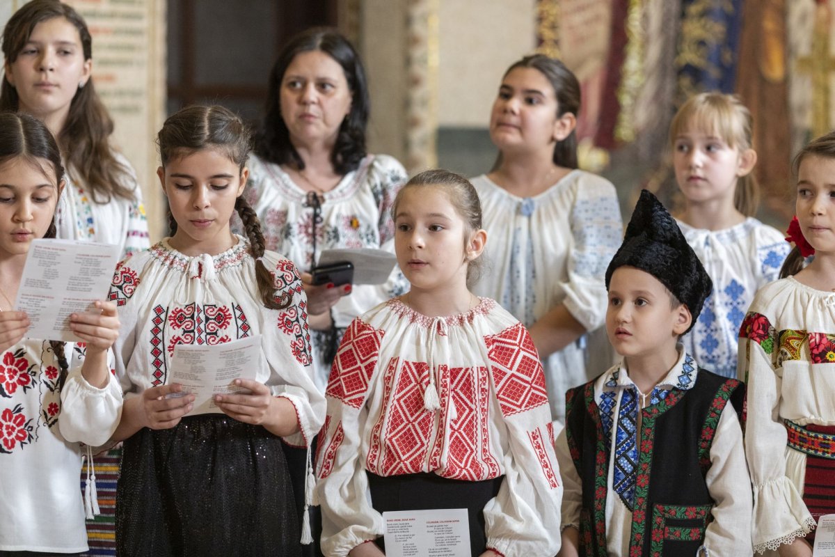 Primii colindători la Reședința Patriarhală din București 281354