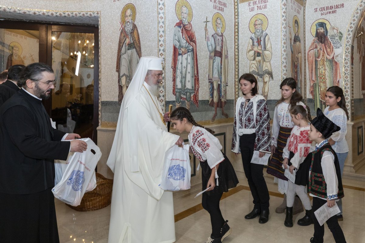 Primii colindători la Reședința Patriarhală din București 281360