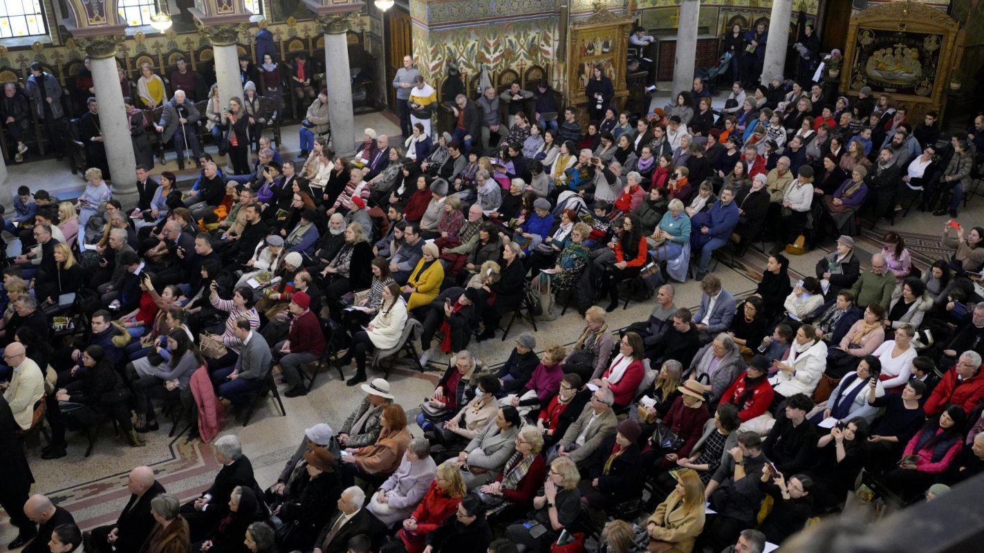 Sute de colindători la Catedrala Mitropolitană din Sibiu 281235