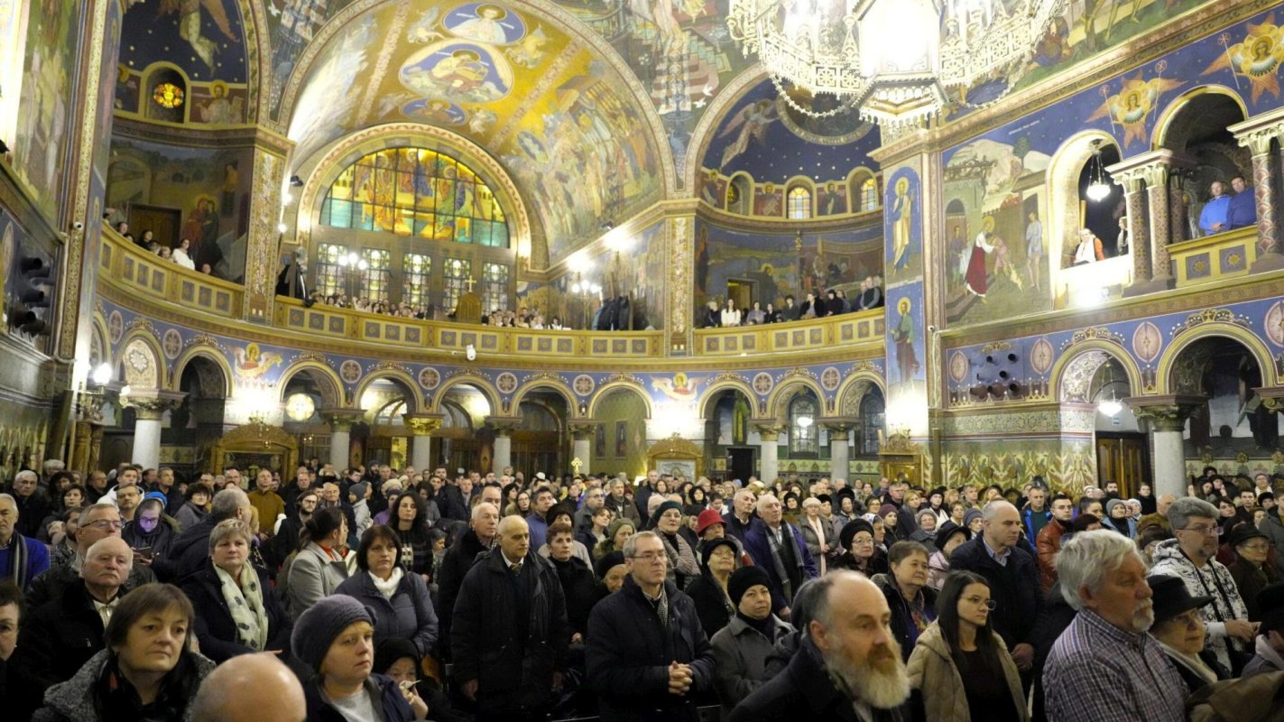 Sute de colindători la Catedrala Mitropolitană din Sibiu 281237