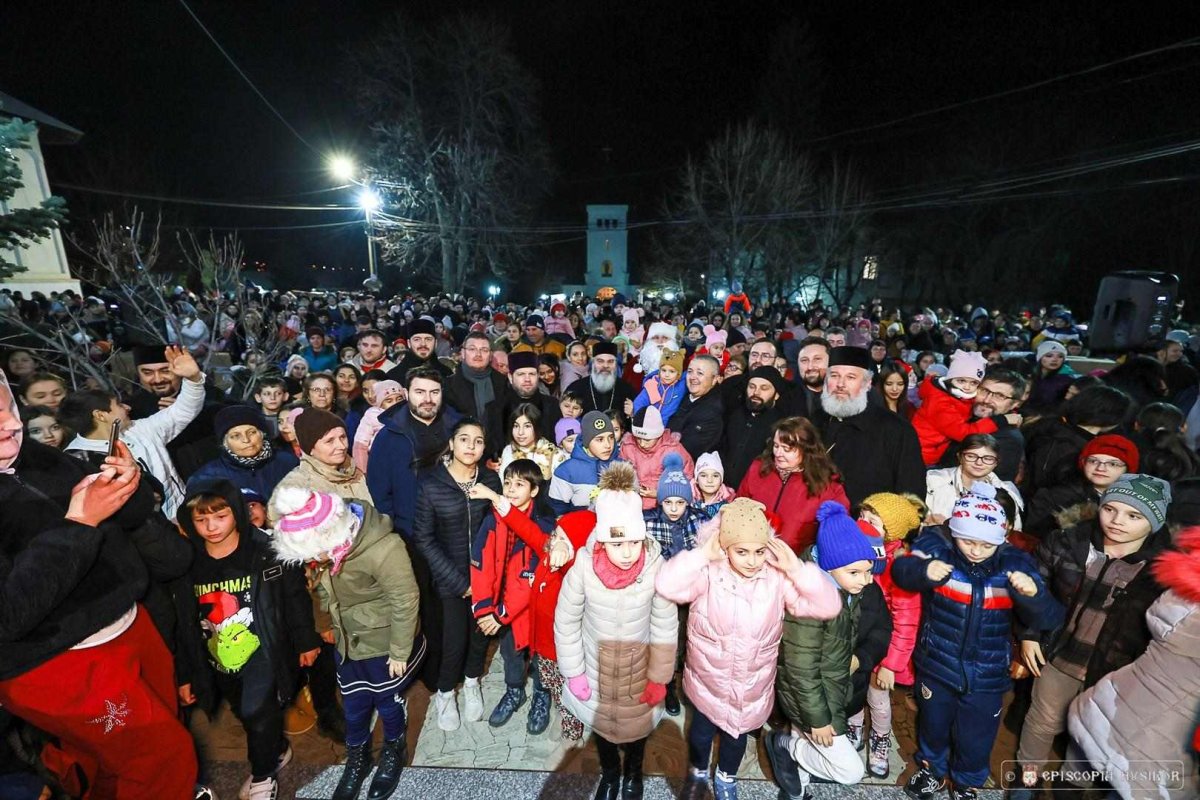 1.500 de copii au primit cadouri în curtea catedralei din Huși 281568