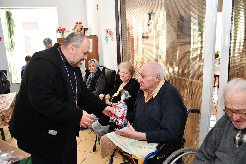 Colinde la centrele sociale și unitățile medicale din Reșița și Oravița 281673