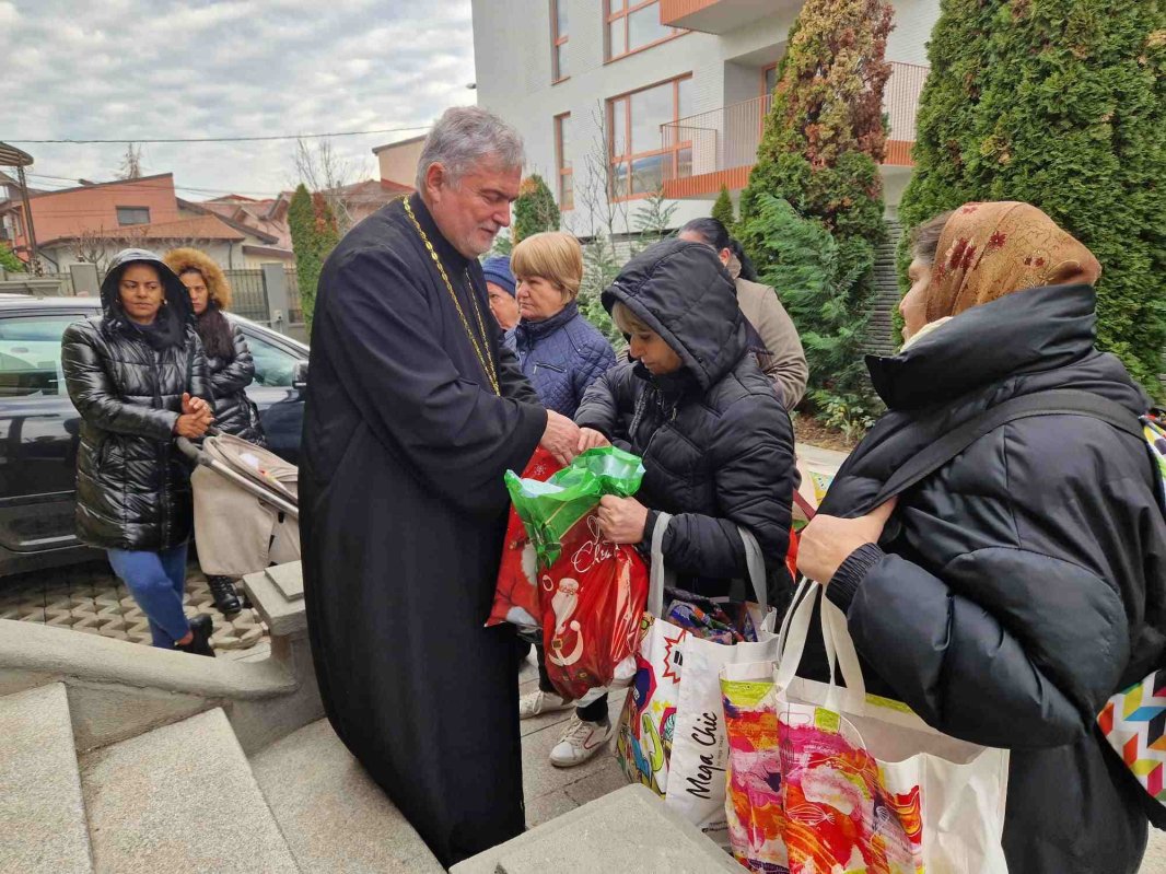 Două protoierii din Capitală au oferit daruri pentru familii defavorizate 281671