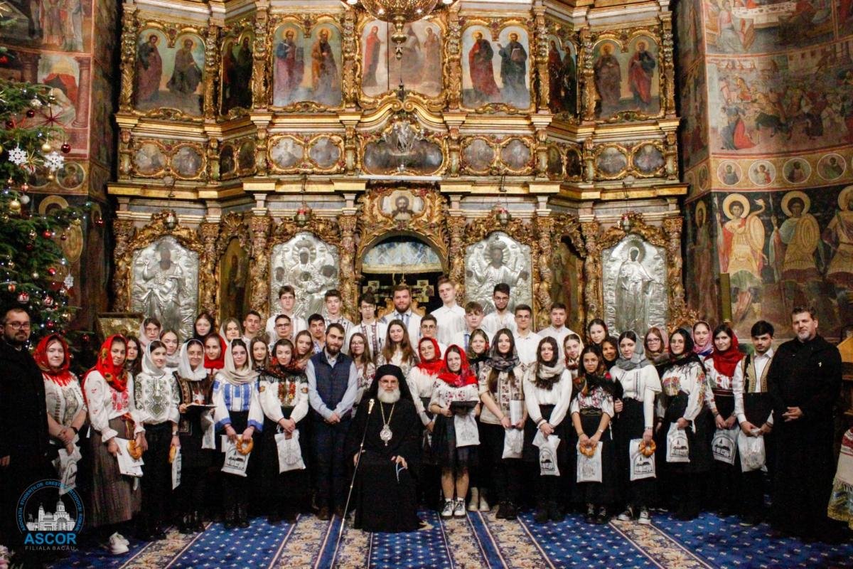 Tinerii din ASCOR Bacău au colindat la catedrala din Roman 281844