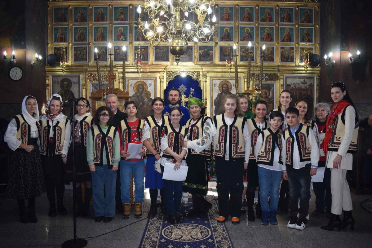 Colindul comuniunii în Parohia Poienarii Burchii 282635