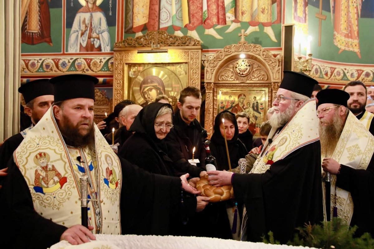 Părintele profesor Daniel Buda a fost înmormântat în cimitirul Mănăstirii Rohia 282679