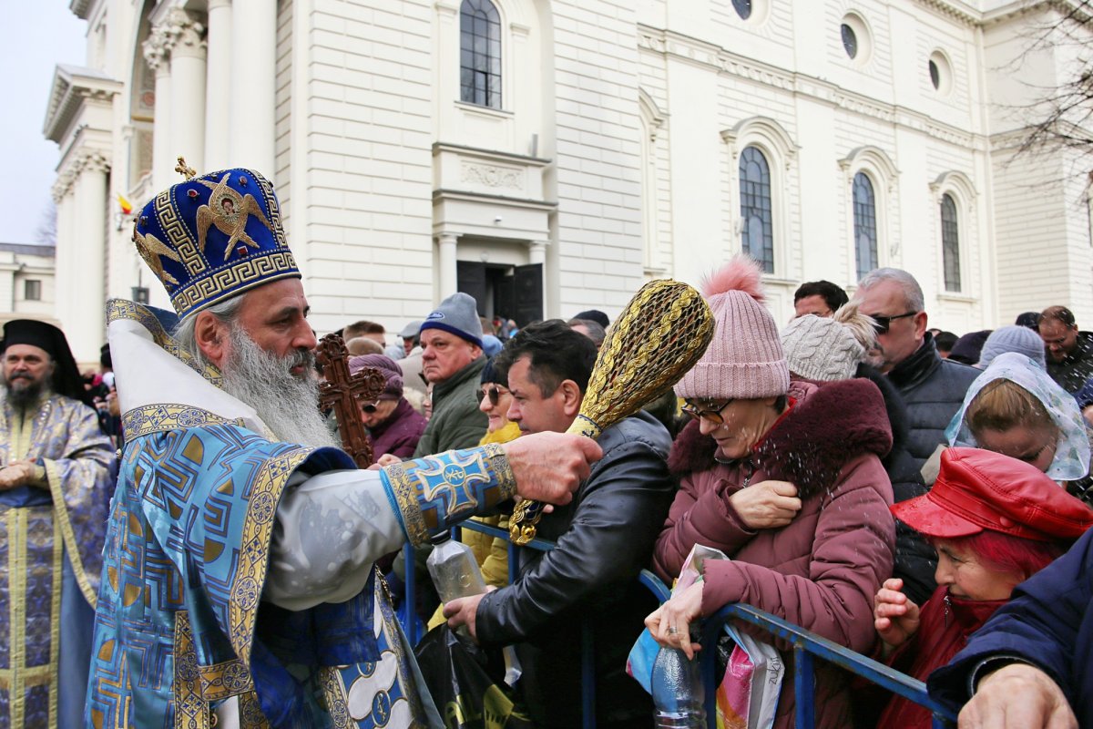 Mitropolitul Moldovei și Bucovinei a săvârșit Sfințirea cea Mare a apei 283387