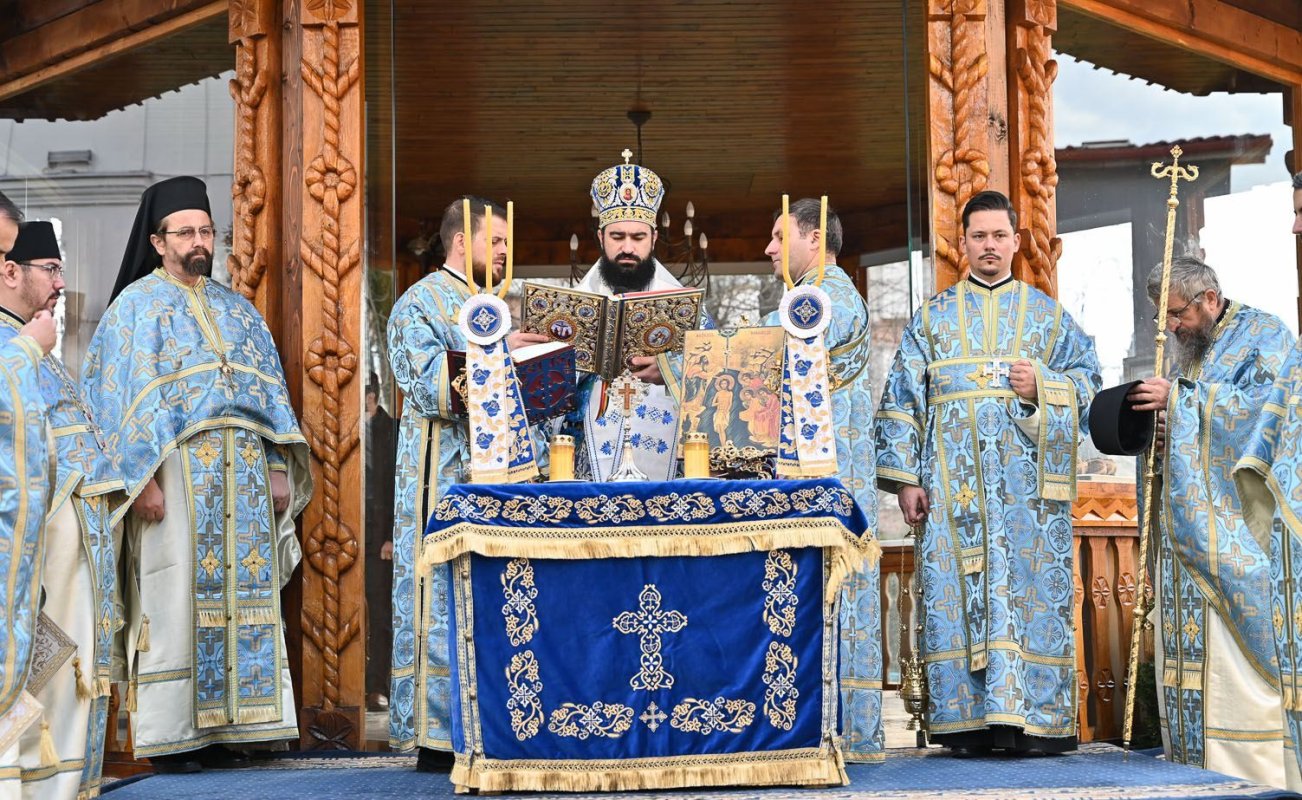 Slujiri ale ierarhilor hunedoreni la praznicul Botezului Domnului 283428