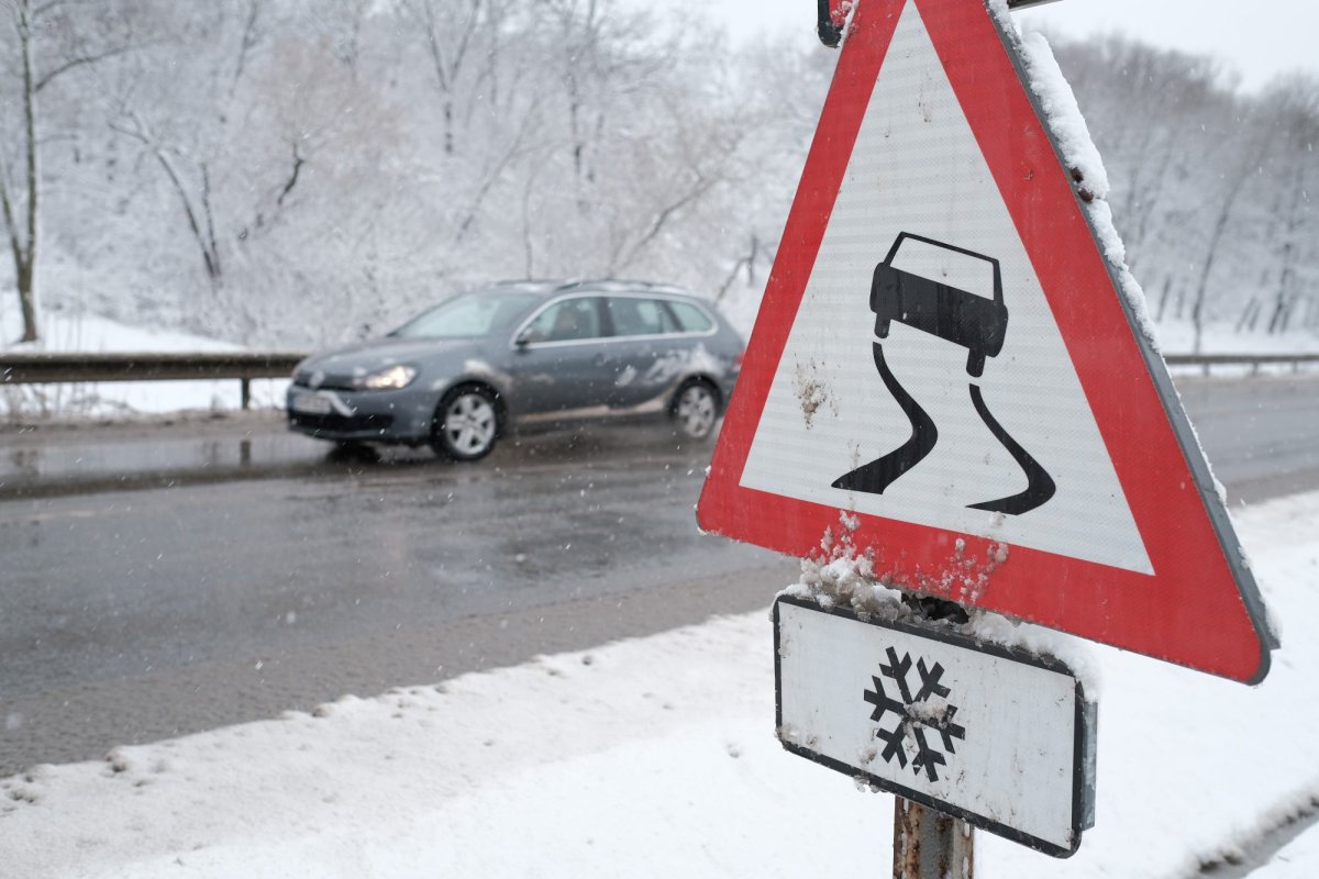 Trafic rutier și feroviar în condiții de iarnă în estul și sudul țării 283498